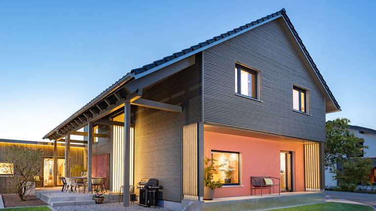 Musterhaus Aenne, Haus Außenansicht bei Abend